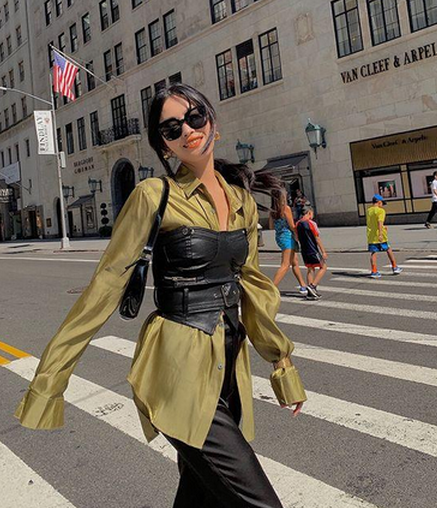 mulher usando corset e couro na rua