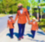 pai e dois filhos do estilo criativo vestidos com blazer colorido e chapeu