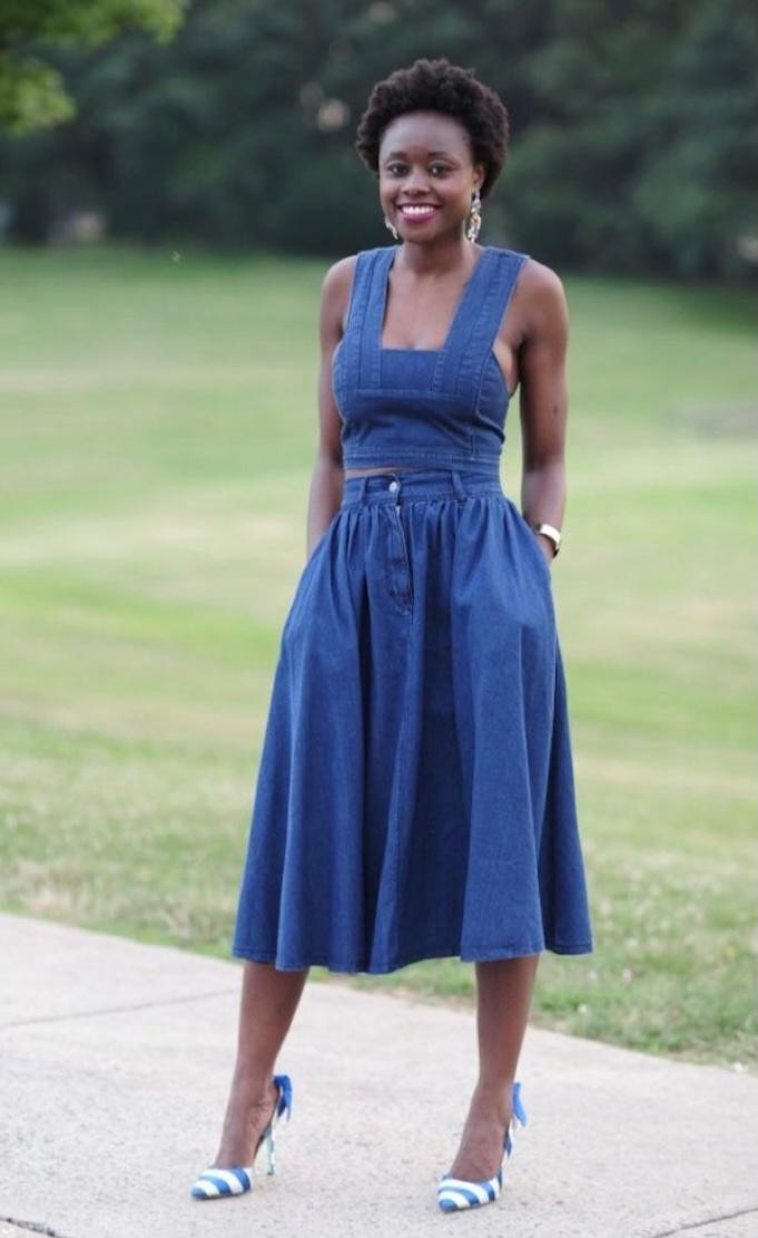 mulher vestindo saia midi jeand com blusa jeans
