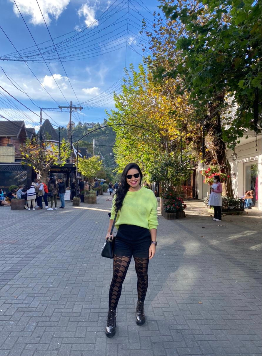Tiana Dórea usando bota coturno com short e meia calça