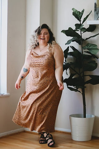 mulher usando vestido longo sexy animal print
