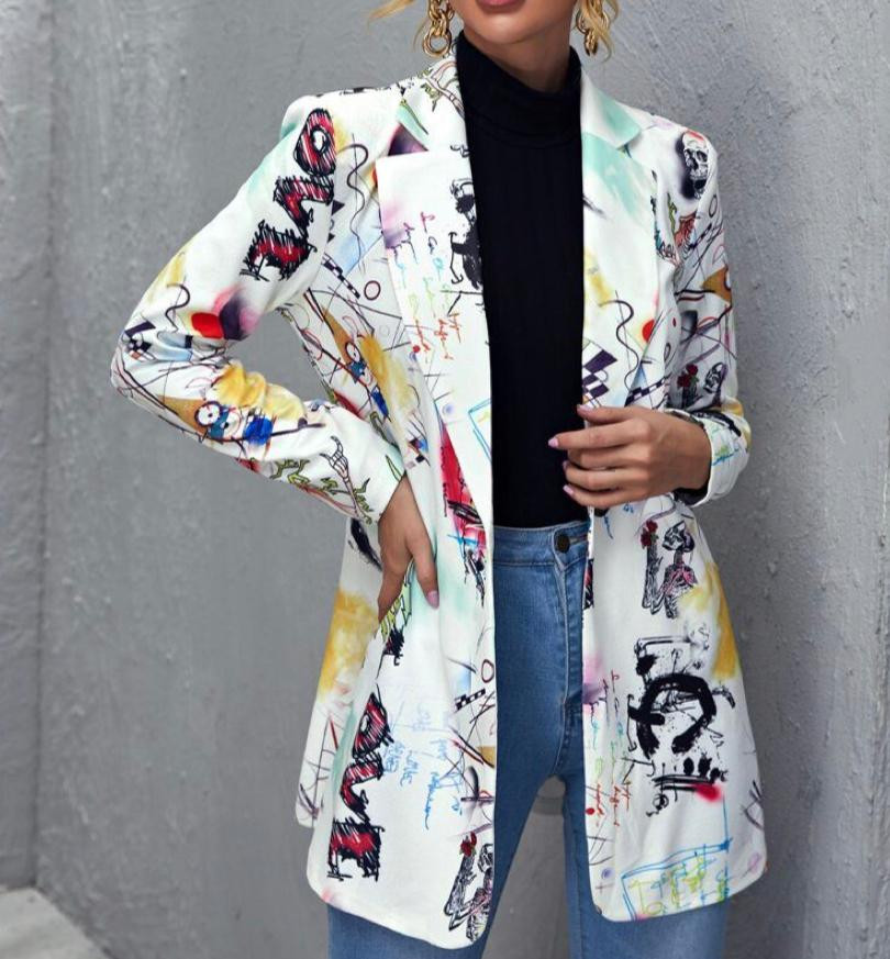 mulher com blazer feminino estampado e calça jeans