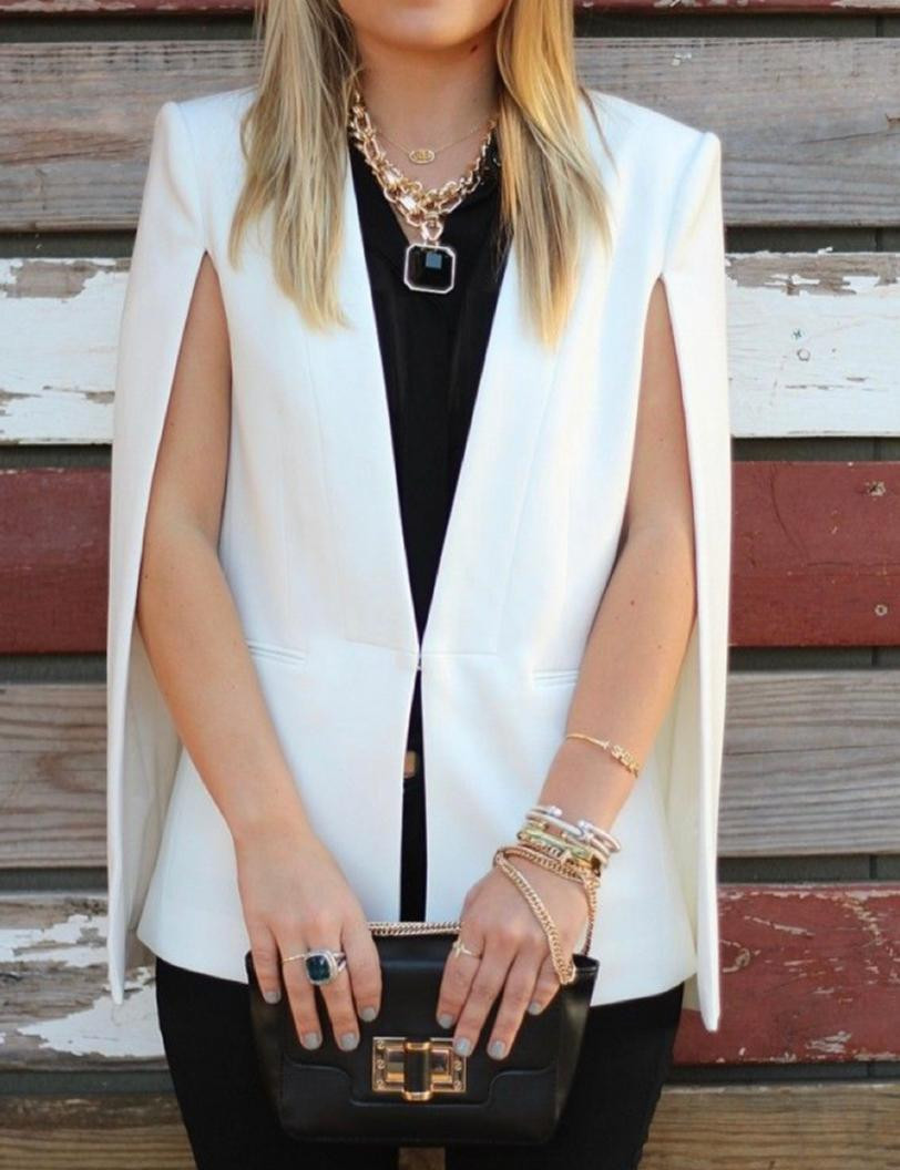 mulher com o blazer feminino corte capa
