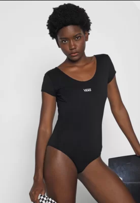 mulher com body azul do estilo natural