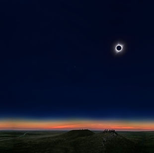 Stasera ci sarà l'eclissi più lunga del secolo: lasciate la fotocamera a casa e godetevi lo spet