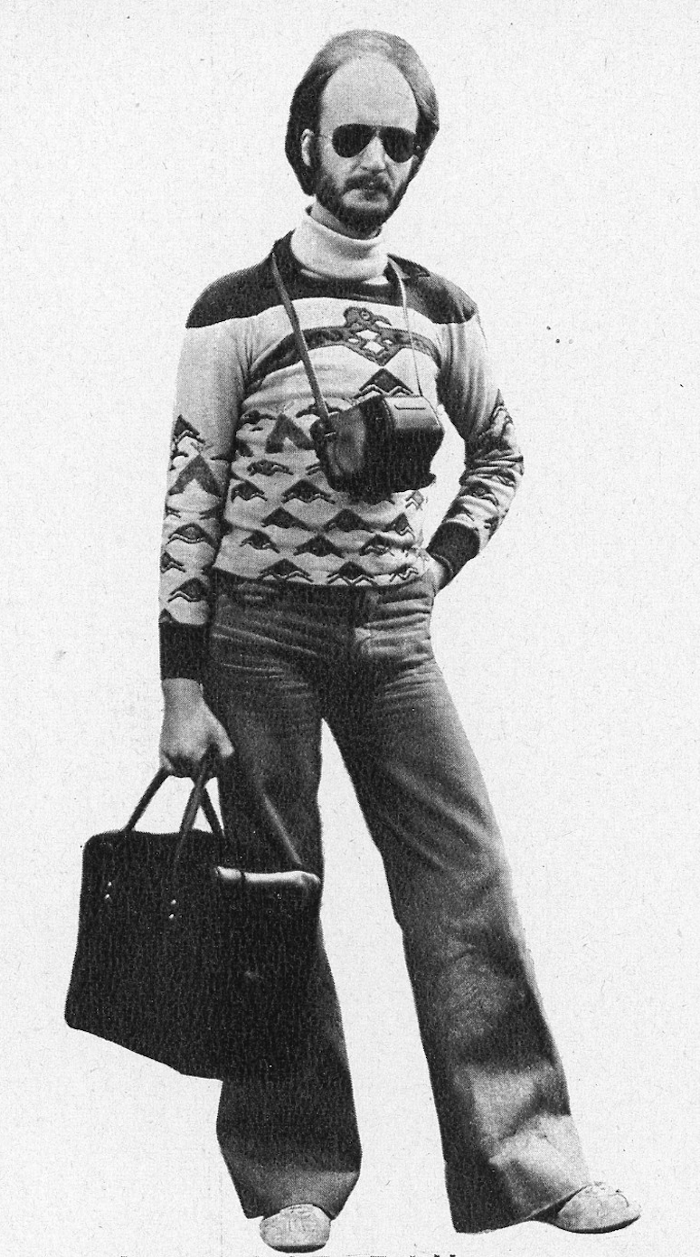 Un fotoamatore del 1975 con la sua attrezzatura, da Fotografare Dicembre 1975, pag. 66