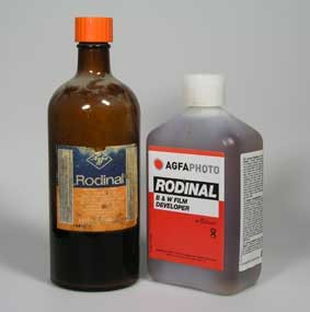 Una bottiglia vintage di Rodinal vicino ad una attuale
