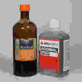 Una bottiglia vintage di Rodinal vicino ad una attuale
