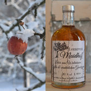 Likör aus Walnüssen, Äpfeln und winterlichen Gewürzen