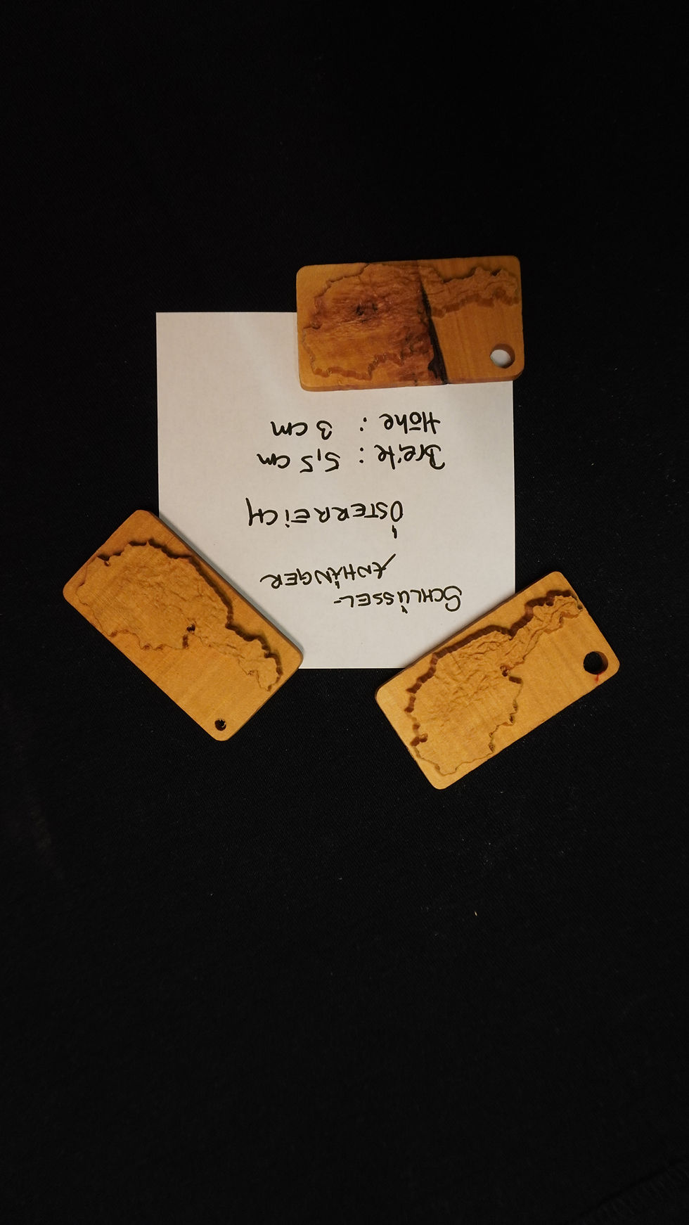 Miniaturbild: Schlüsselanhänger Österreich aus Birnenholz – Personalisierbar mit Text /Logo