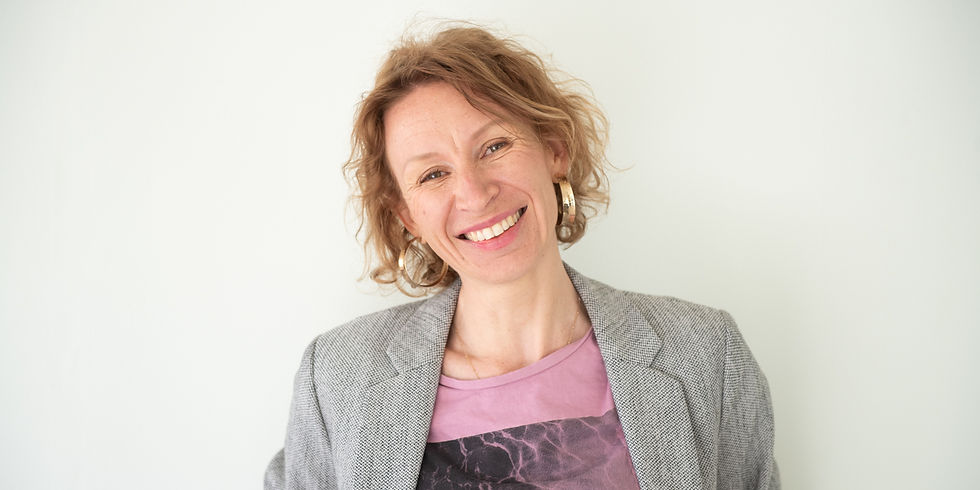 Portrait of a French teacher in Provence offering personalized language immersion stays for adults wanting to improve their French