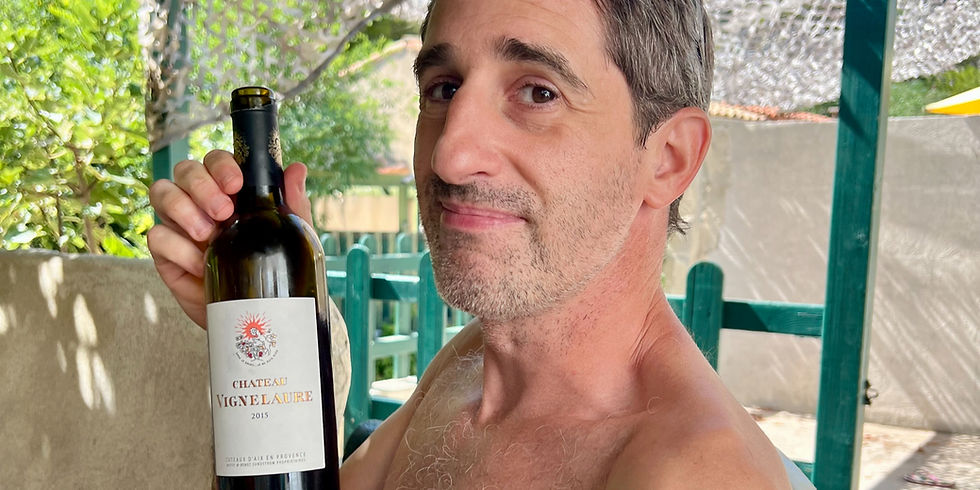 Alexandre tenant une bouteille de Château Vignelaure pendant notre déjeuner à Sormiou