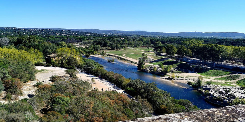 Vue panoramique depuis le Pont du Gard avec la rivière et le paysage provençal, illustration de l’organisation romaine lors d’une immersion en Provence