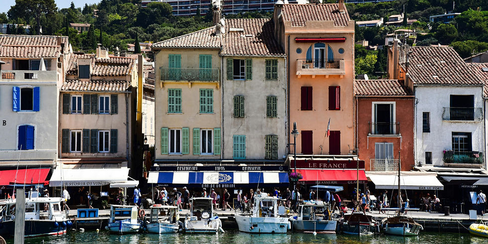 Les façades colorées et les restaurants du port de Cassis, un lieu emblématique de la Provence méditerranéenne