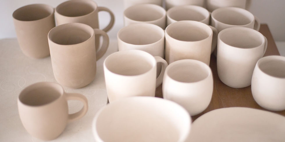 Tasses et mugs en céramique réalisés lors d’un cours de poterie à Aix-en-Provence, pièces artisanales après cuisson et émaillage