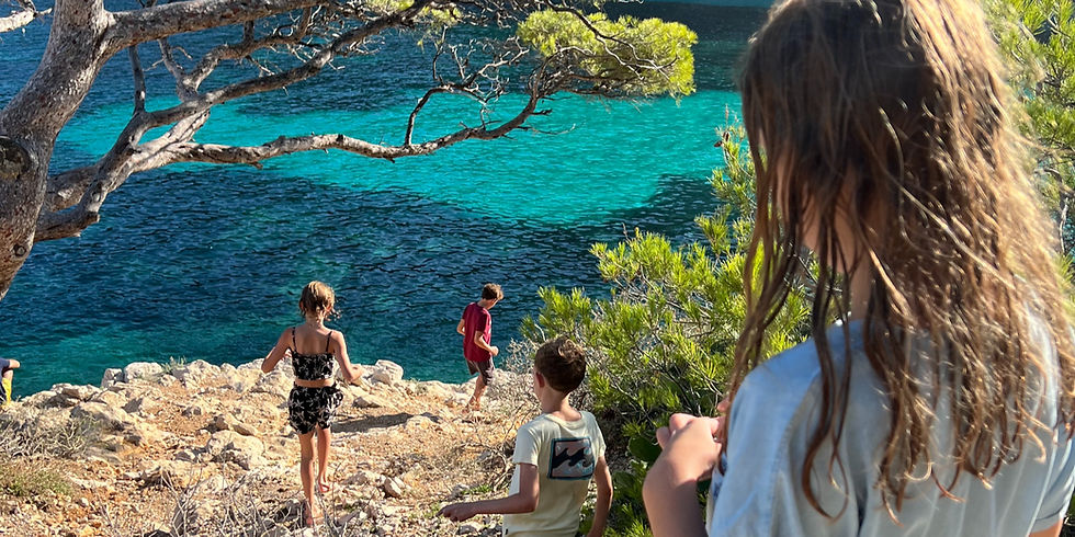 Sidonie et les enfants marchant entre les cabanons de Sormiou en direction du petit port