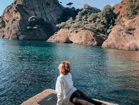 Yoga au printemps en Provence et son vocabulaire : ma sélection de postures. 