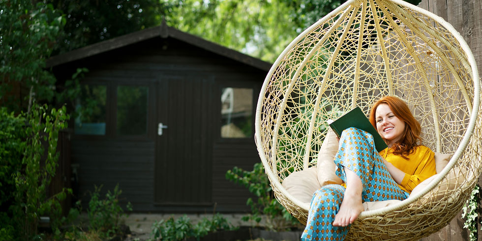Relaxing moment in a Provençal garden during a French immersion stay allowing natural integration of the language