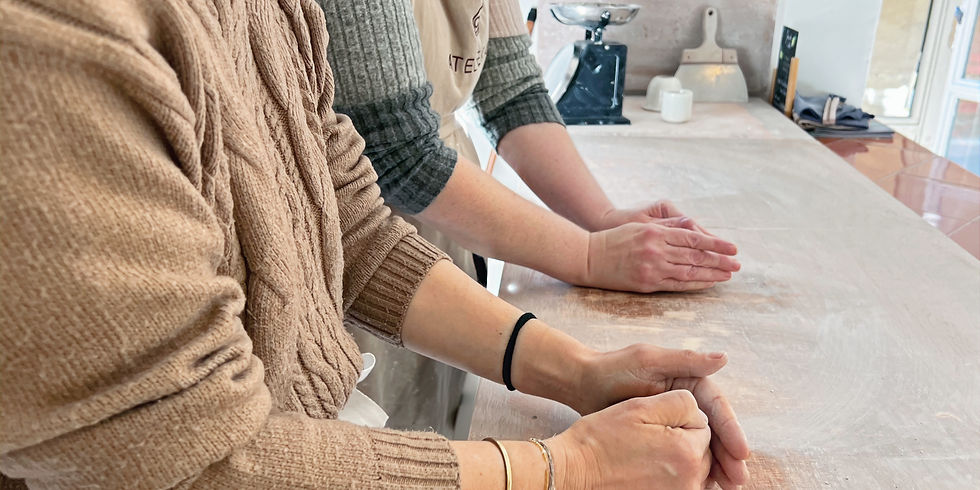 Préparation de l’argile pour la poterie, mains malaxant la terre avant le tournage dans un atelier de céramique à Aix-en-Provence