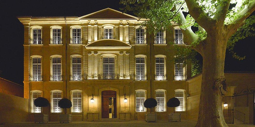 Façade de l’Hôtel de Caumont éclairée de nuit à Aix-en-Provence, hôtel particulier du XVIIIe siècle devenu centre d’art