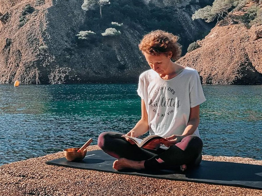 Virginie médite au bord de la mer en Provence, dans une atmosphère paisible, entre lumière d’hiver et sons des vagues