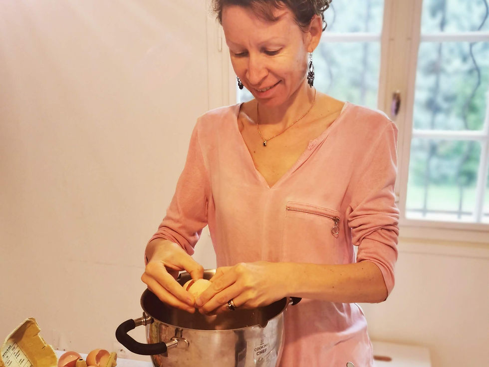 Virginie In Provence préparant la pâte de la galette provençale avec des œufs