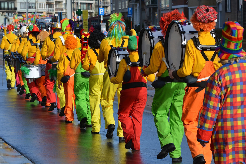 Défilé de Mardi Gras avec des clowns et costumes colorés célébrant la fête, la liberté et la transgression avant le carême