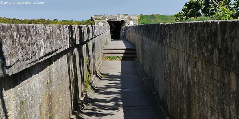 Canal du Pont du Gard où circulait l’eau à l’époque romaine, exploration unique pendant une immersion linguistique en Provence