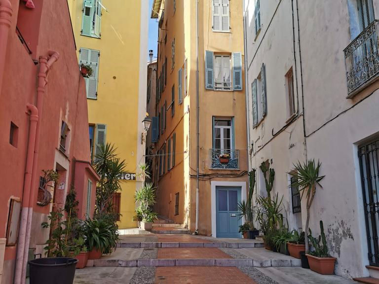 Ruelle colorée de Menton sur la Côte d’Azur en hiver
