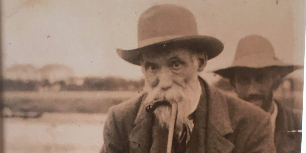 Photographie en noir et blanc de Pierre-Auguste Renoir exposée dans sa maison à Cagnes-sur-Mer