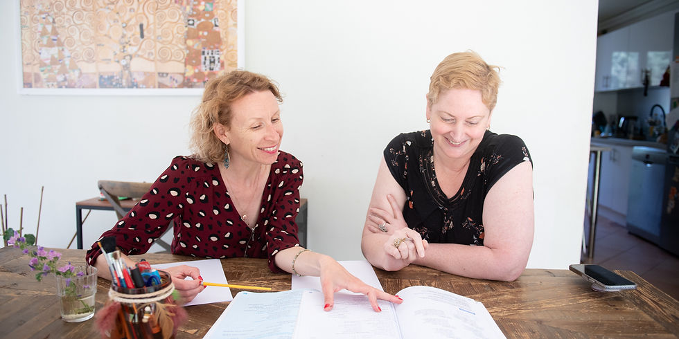 Personalized French lesson during a language immersion stay in Provence with teacher and student working together