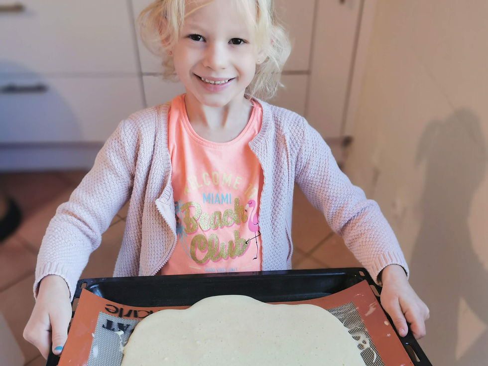 Génoise de gâteau roulé enfournée pour une bûche de Noël