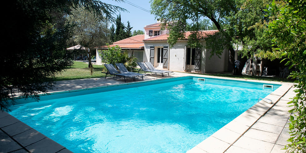 Espace de massage près d’Aix-en-Provence avec vue sur piscine dans un environnement calme et naturel dédié au bien-être et aux soins du corps