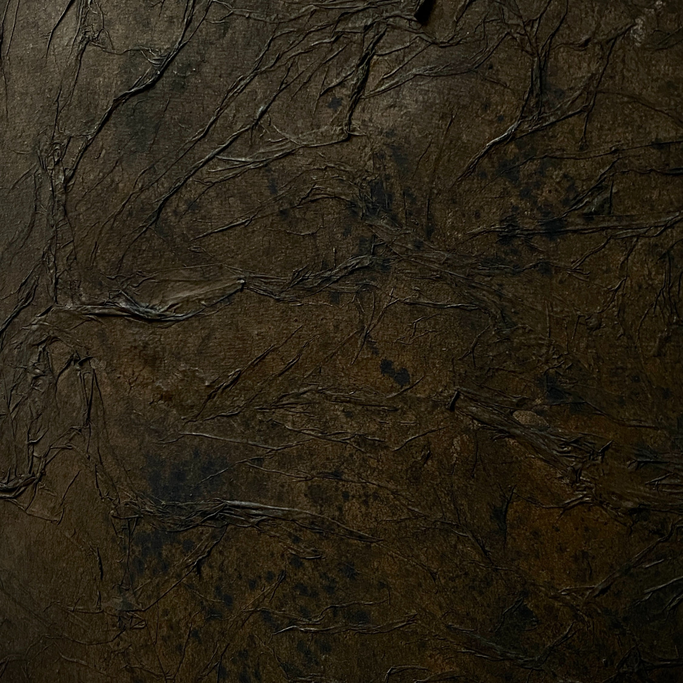 Czarny, teksturowany stół z widocznymi słojami drewna