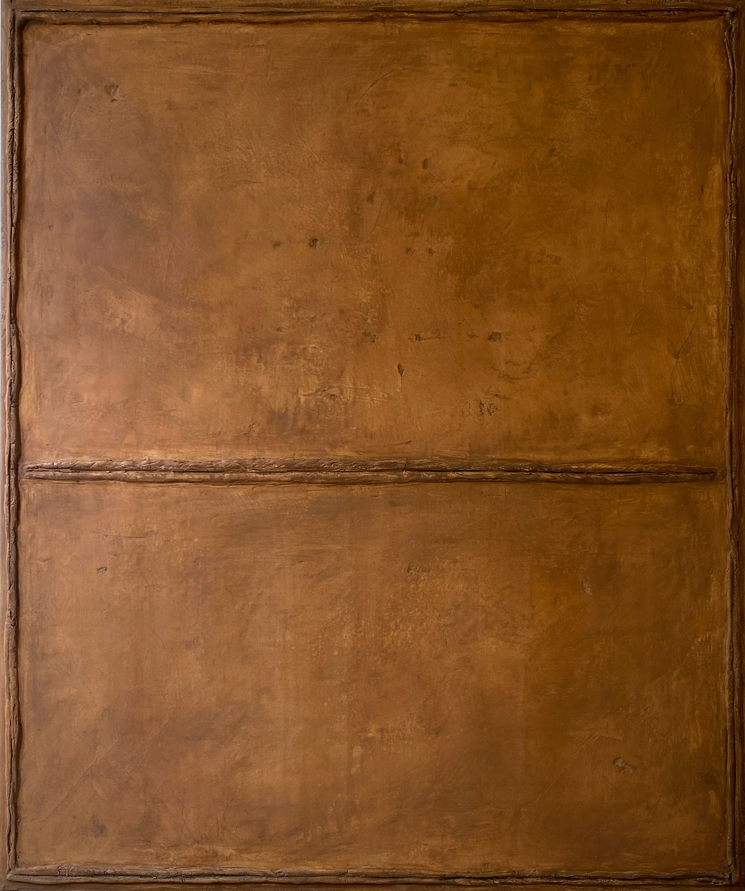 Brązowa, teksturalna kompozycja.