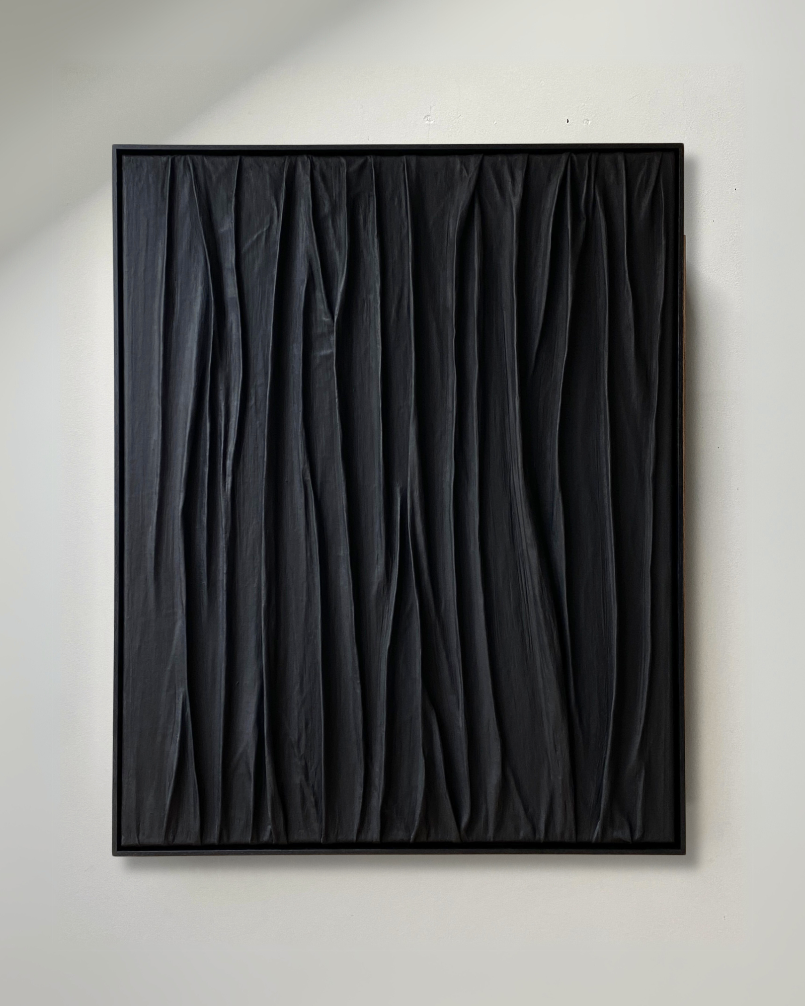 Czarna abstrakcyjna rzeźba tekstylna