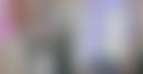 Ida Elina esiintymässä kanteleen kanssa, pinkin Folks valokyltin alla