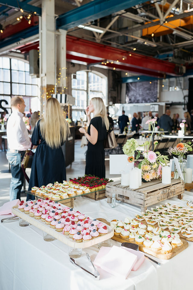 Catering tarjottavia juhlissa ja ihmisiä pöydän ympärillä
