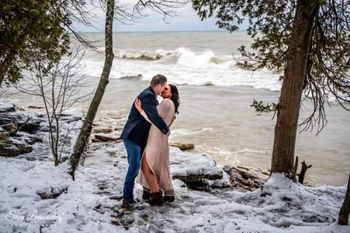 winter engagement photos at Cave Point county park