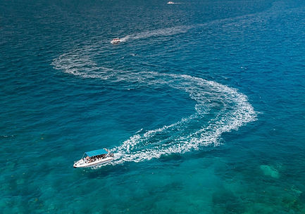 free-photo-of-tourist-boats-aigzagging-along-the-ocean.jpeg
