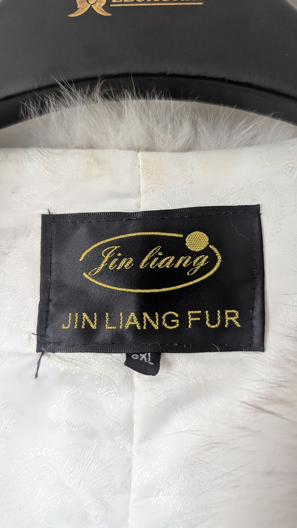 サムネイル： Jin Tian label inside a vintage blue fox fur coat
