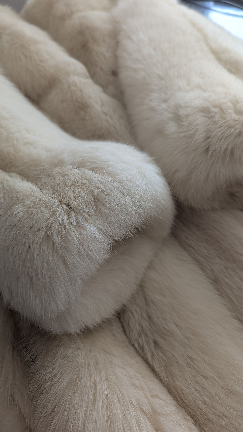 Miniatyrbild: Side profile of vintage Revillon fox fur coat displaying sleeve volume and clean side lines