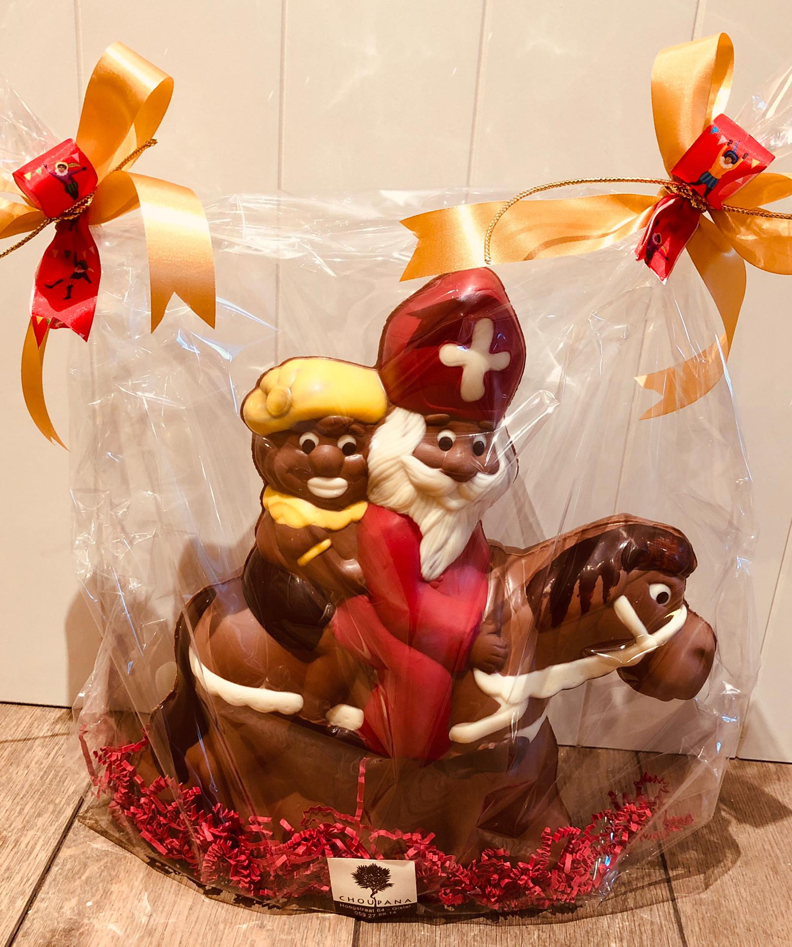 Sint en Piet op paard