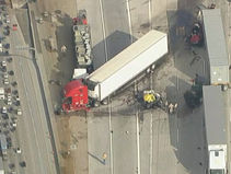 CA 고속도로 8중 추돌로 3명 숨져..'음주 운전' 체포