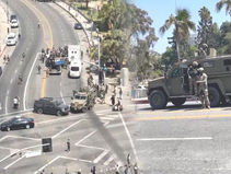 LA 한인타운 인근에 요원 100여 명 · 장갑차 등장