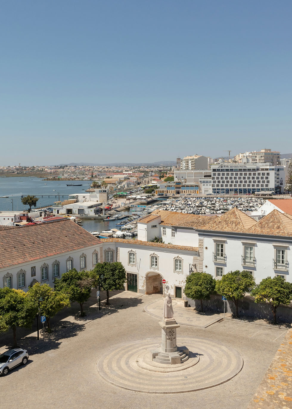 Vista sobre o casario e a marina de Faro