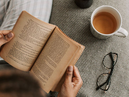 mulher relaxando com chá e livro