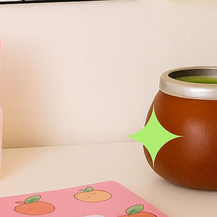 Mesa de estudos, com marcadores coloridos e chimarrão