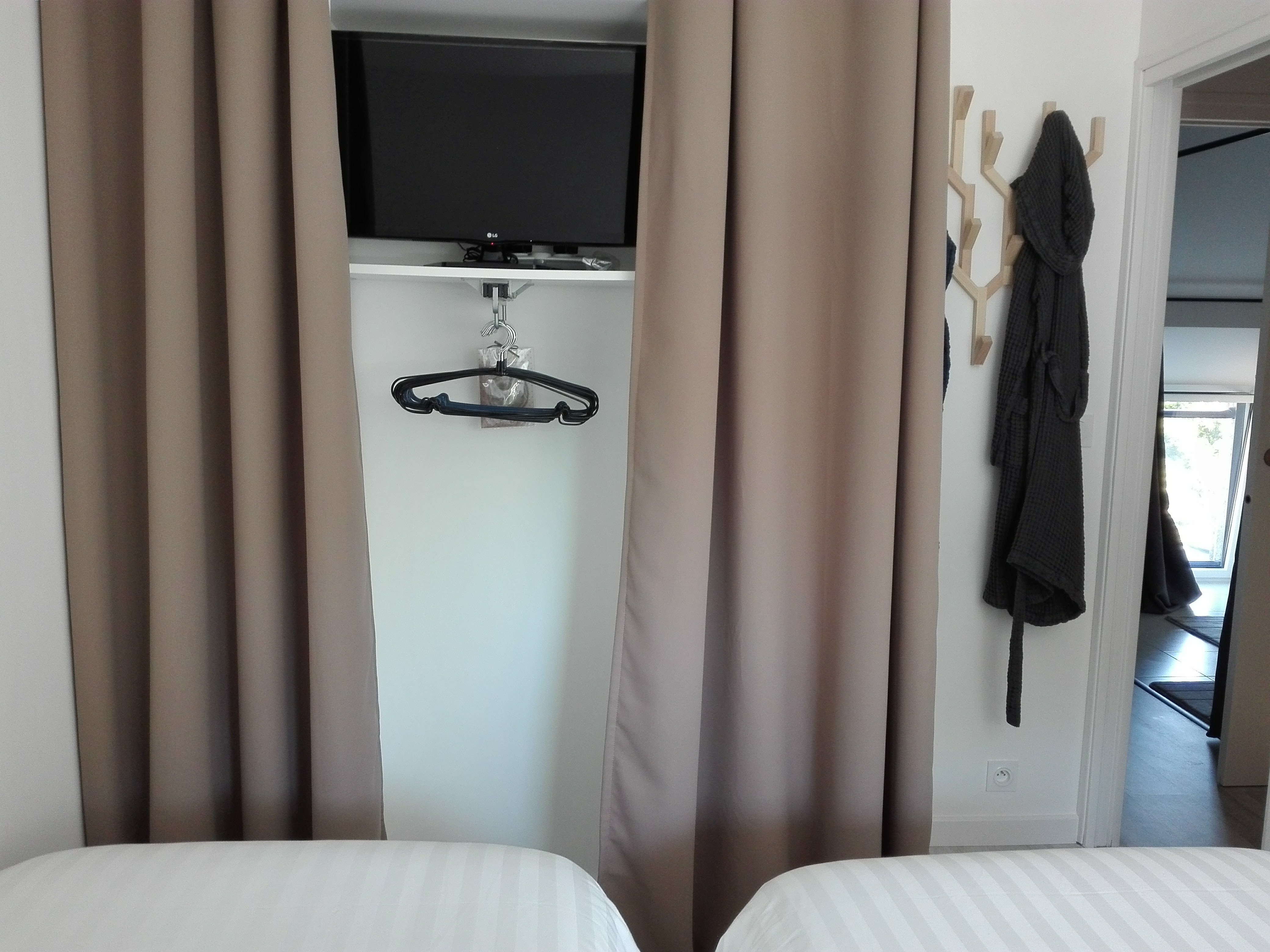 TV chambre lit double