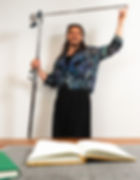 Allrounder bei Plottwist mit Lichtstativ technischer Support und Setbetreuung am Drehrounder.jpg